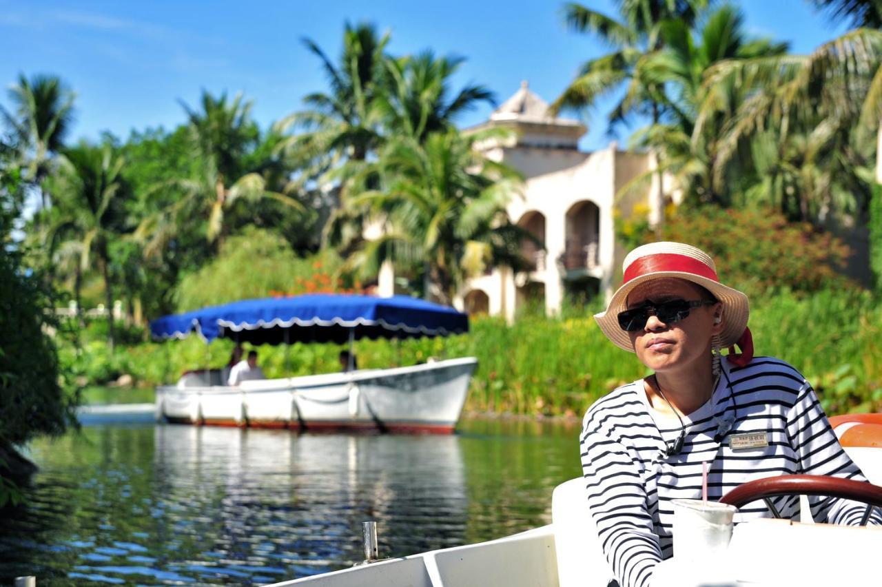 Promisedland Resort & Lagoon Shoufeng Exterior foto A woman on a boat tour at the Everglades