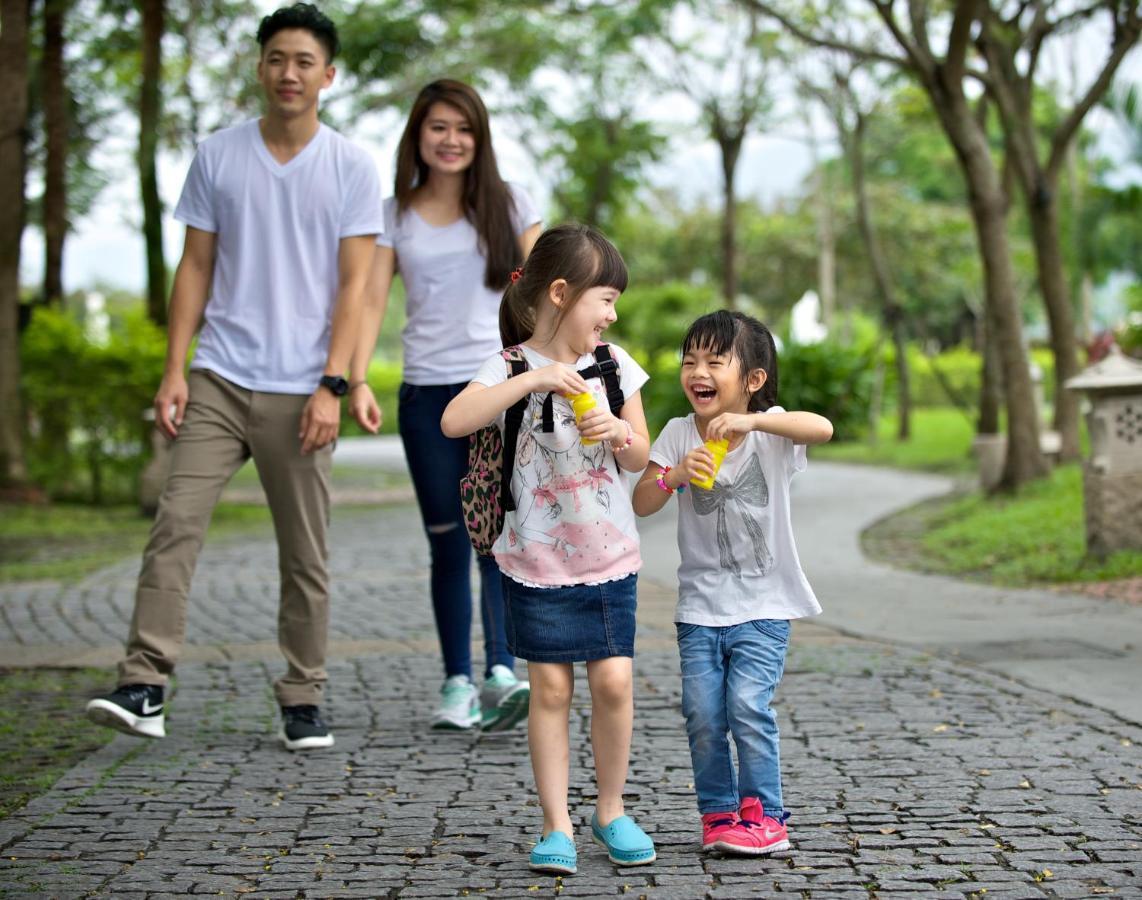 Promisedland Resort & Lagoon Shoufeng Exterior foto Family walking